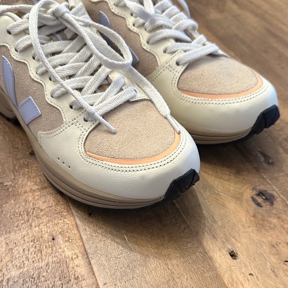 VEJA Venturi Suede Almond Swan - Picture 3 of 7